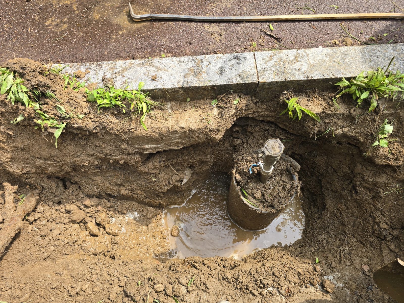종로 공원 관수배관 현장 방문 실측 모습