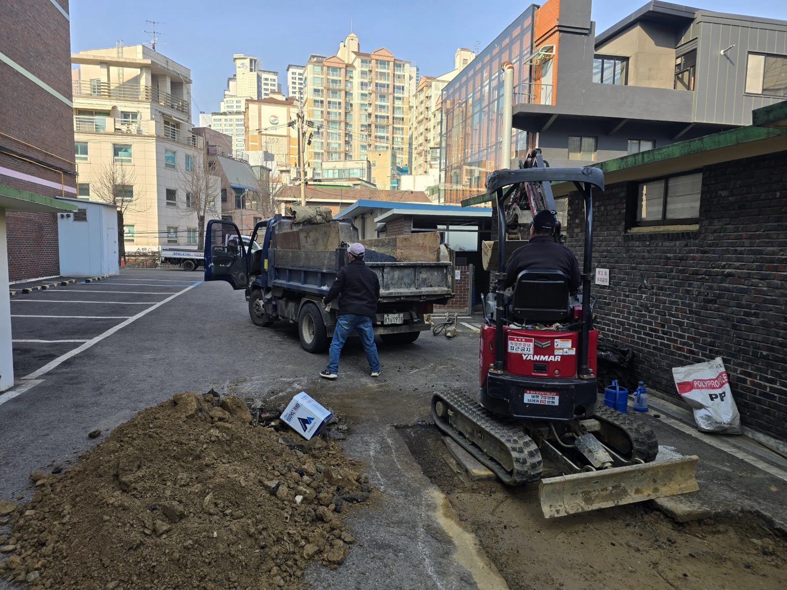 서초 초등학교 배관 교체 후 아스콘 복구 작업